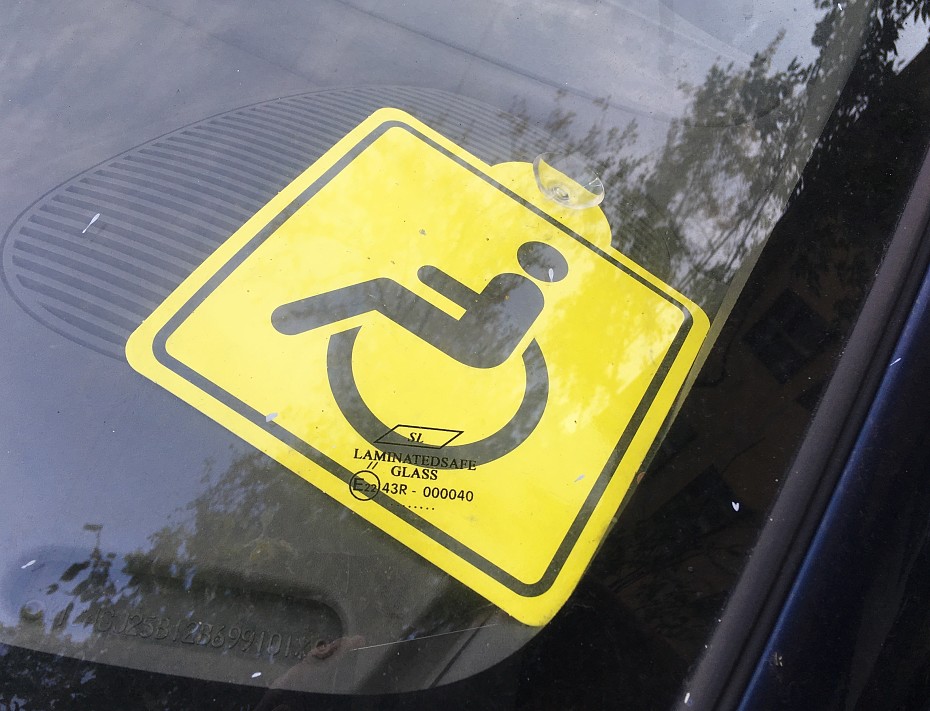 Новый знак инвалида на машину. Инвалидный знак на автомобиль. Знак инвалидная на автомоб. Табличка для инвалидов. Новый инвалидный знак для автомобиля.