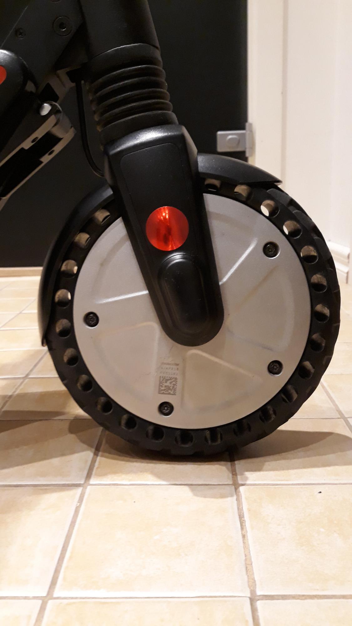 Ремонт колеса электросамоката. Ninebot es2 мотор колесо. Ninebot es1 мотор колесо. Ninebot es2 надувные шины. Ninebot es1 задний дисковый тормоз.